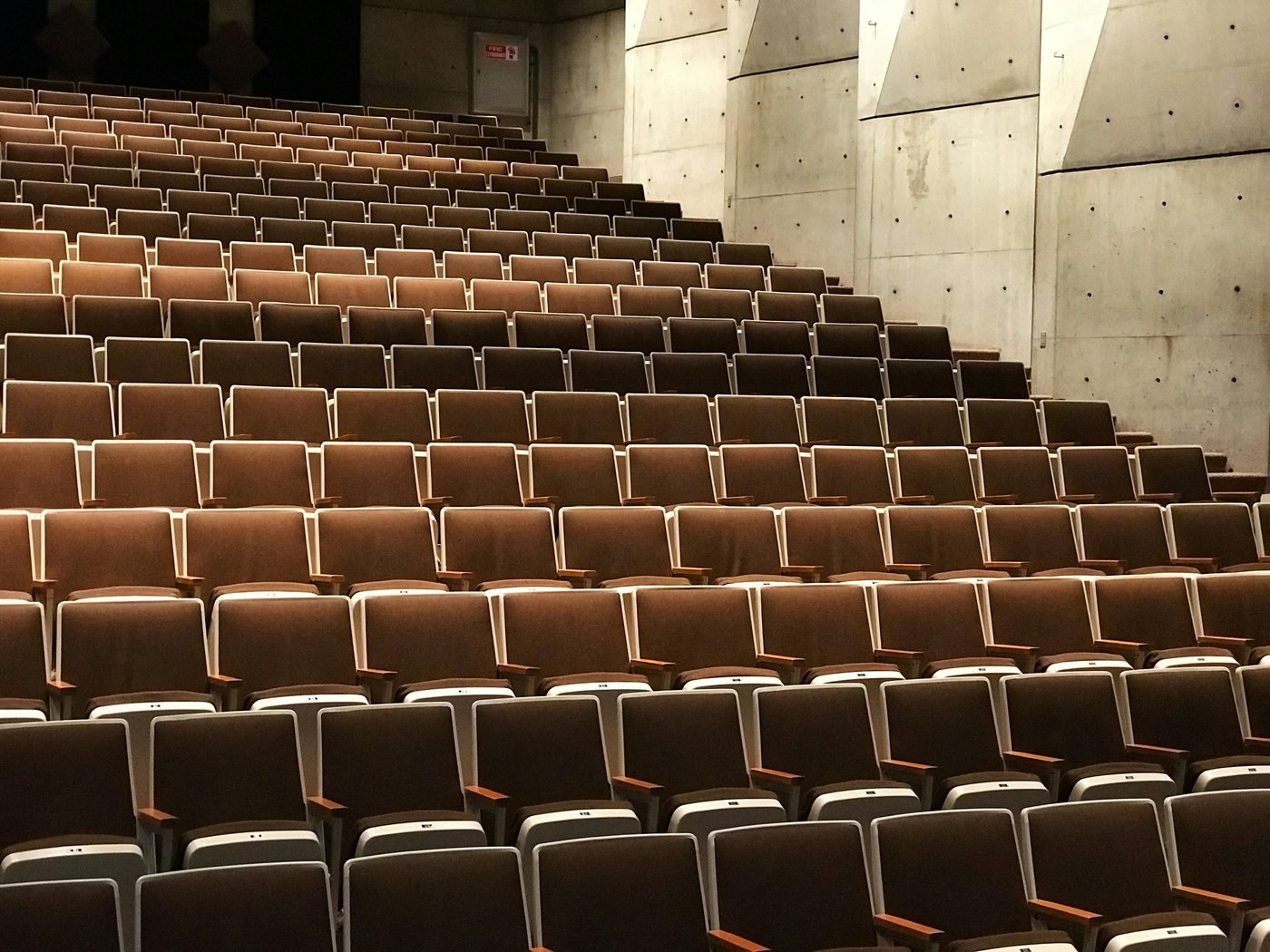 Leere Sitzreihen in einem Saal
